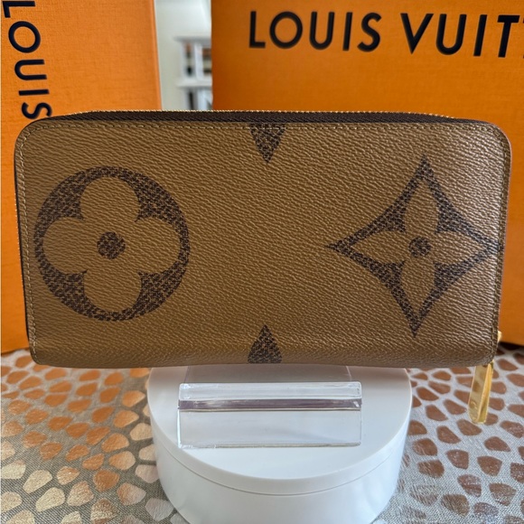 Louis Vuitton Giant Reversed Monogram Wallet - Picture 6 of 8